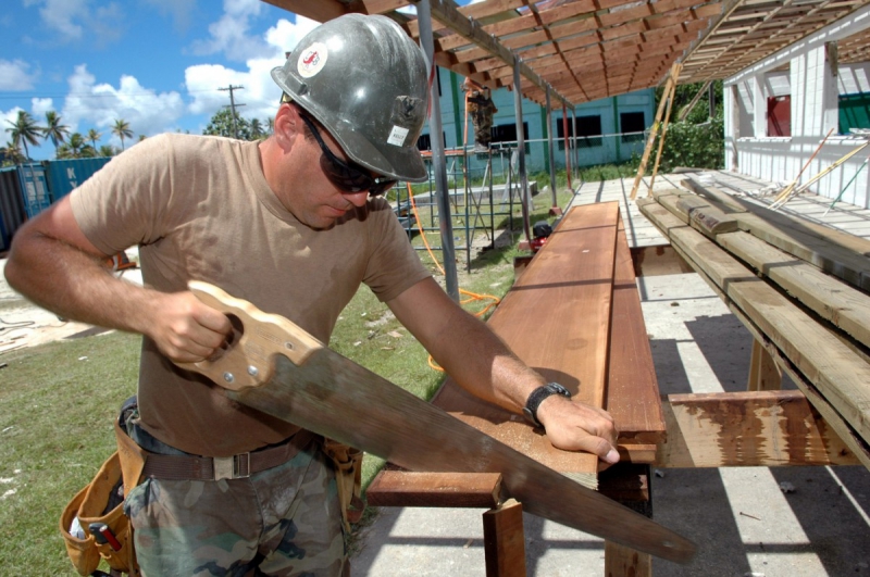 charpentier-RAMATUELLE-min_worker_construction_building_carpenter_male_job_build_helmet-893290